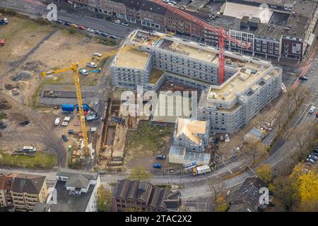 Luftbild, Mercator Quartier Baustelle für Neubau Hotel und Wohnungen, umgeben von herbstlichen Laubbäumen, Altstadt, Duisburg, Ruhrgebiet, Nordrhein-Westfalen, Deutschland ACHTUNGxMINDESTHONORARx60xEURO *** Luftblick, Mercator Quartier Baustelle für neue Hotels und Apartments, umgeben von herbstlichen Laubbäumen, Altstadt, Duisburg, Ruhrgebiet, Nordrhein-Westfalen, Deutschland ATTENTIONxMINDESTHONORARx60xEURO Credit: Imago/Alamy Live News Stockfoto