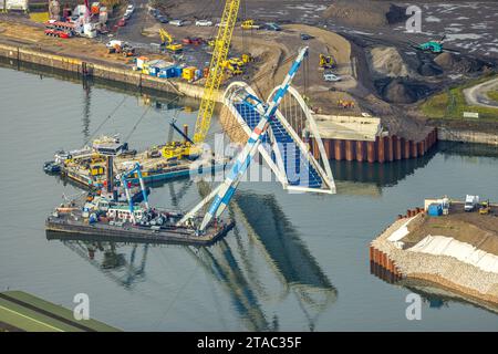 Luftbild, Baustelle im Duisburger Hafen für Brückenneubau mit Verbindung der Kohleninsel und der Ölinsel mit Wasserkränen und neuem Brückenteil, Ruhrort, Duisburg, Ruhrgebiet, Nordrhein-Westfalen, Deutschland ACHTUNGxMINDESTHONORARx60xEURO *** Luftansicht, Baustelle im Duisburger Hafen für Neubau der Brückenanlage mit Anschluss der Kohle- und der Ölinsel mit Wasserkränen und neuem Brückenabschnitt, Ruhrort, Duisburg, Ruhrgebiet, Nordrhein-Westfalen, Deutschland ATTENTIONxMINDESTHONORARx60xEURO Credit: Imago/Alamy Live News Stockfoto