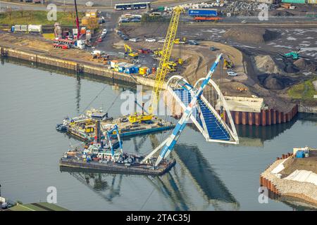 Luftbild, Baustelle im Duisburger Hafen für Brückenneubau mit Verbindung der Kohleninsel und der Ölinsel mit Wasserkränen und neuem Brückenteil, Ruhrort, Duisburg, Ruhrgebiet, Nordrhein-Westfalen, Deutschland ACHTUNGxMINDESTHONORARx60xEURO *** Luftansicht, Baustelle im Duisburger Hafen für Neubau der Brückenanlage mit Anschluss der Kohle- und der Ölinsel mit Wasserkränen und neuem Brückenabschnitt, Ruhrort, Duisburg, Ruhrgebiet, Nordrhein-Westfalen, Deutschland ATTENTIONxMINDESTHONORARx60xEURO Credit: Imago/Alamy Live News Stockfoto