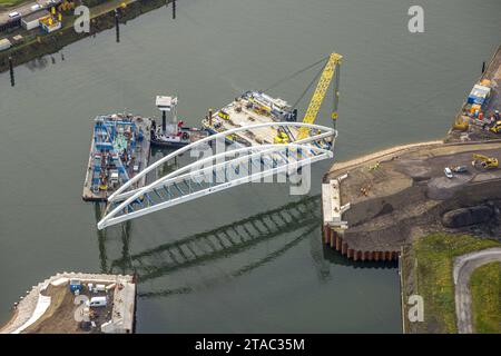 Luftbild, Baustelle im Duisburger Hafen für Brückenneubau mit Verbindung der Kohleninsel und der Ölinsel mit Wasserkränen und neuem Brückenteil, Ruhrort, Duisburg, Ruhrgebiet, Nordrhein-Westfalen, Deutschland ACHTUNGxMINDESTHONORARx60xEURO *** Luftansicht, Baustelle im Duisburger Hafen für Neubau der Brückenanlage mit Anschluss der Kohle- und der Ölinsel mit Wasserkränen und neuem Brückenabschnitt, Ruhrort, Duisburg, Ruhrgebiet, Nordrhein-Westfalen, Deutschland ATTENTIONxMINDESTHONORARx60xEURO Credit: Imago/Alamy Live News Stockfoto