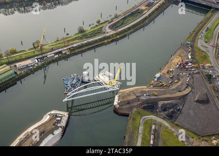 Luftbild, Baustelle im Duisburger Hafen für Brückenneubau mit Verbindung der Kohleninsel und der Ölinsel mit Wasserkränen und neuem Brückenteil, Ruhrort, Duisburg, Ruhrgebiet, Nordrhein-Westfalen, Deutschland ACHTUNGxMINDESTHONORARx60xEURO *** Luftansicht, Baustelle im Duisburger Hafen für Neubau der Brückenanlage mit Anschluss der Kohle- und der Ölinsel mit Wasserkränen und neuem Brückenabschnitt, Ruhrort, Duisburg, Ruhrgebiet, Nordrhein-Westfalen, Deutschland ATTENTIONxMINDESTHONORARx60xEURO Credit: Imago/Alamy Live News Stockfoto