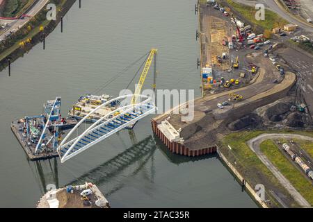 Luftbild, Baustelle im Duisburger Hafen für Brückenneubau mit Verbindung der Kohleninsel und der Ölinsel mit Wasserkränen und neuem Brückenteil, Ruhrort, Duisburg, Ruhrgebiet, Nordrhein-Westfalen, Deutschland ACHTUNGxMINDESTHONORARx60xEURO *** Luftansicht, Baustelle im Duisburger Hafen für Neubau der Brückenanlage mit Anschluss der Kohle- und der Ölinsel mit Wasserkränen und neuem Brückenabschnitt, Ruhrort, Duisburg, Ruhrgebiet, Nordrhein-Westfalen, Deutschland ATTENTIONxMINDESTHONORARx60xEURO Credit: Imago/Alamy Live News Stockfoto