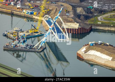 Luftbild, Baustelle im Duisburger Hafen für Brückenneubau mit Verbindung der Kohleninsel und der Ölinsel mit Wasserkränen und neuem Brückenteil, Ruhrort, Duisburg, Ruhrgebiet, Nordrhein-Westfalen, Deutschland ACHTUNGxMINDESTHONORARx60xEURO *** Luftansicht, Baustelle im Duisburger Hafen für Neubau der Brückenanlage mit Anschluss der Kohle- und der Ölinsel mit Wasserkränen und neuem Brückenabschnitt, Ruhrort, Duisburg, Ruhrgebiet, Nordrhein-Westfalen, Deutschland ATTENTIONxMINDESTHONORARx60xEURO Credit: Imago/Alamy Live News Stockfoto