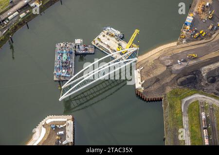 Luftbild, Baustelle im Duisburger Hafen für Brückenneubau mit Verbindung der Kohleninsel und der Ölinsel mit Wasserkränen und neuem Brückenteil, Ruhrort, Duisburg, Ruhrgebiet, Nordrhein-Westfalen, Deutschland ACHTUNGxMINDESTHONORARx60xEURO *** Luftansicht, Baustelle im Duisburger Hafen für Neubau der Brückenanlage mit Anschluss der Kohle- und der Ölinsel mit Wasserkränen und neuem Brückenabschnitt, Ruhrort, Duisburg, Ruhrgebiet, Nordrhein-Westfalen, Deutschland ATTENTIONxMINDESTHONORARx60xEURO Credit: Imago/Alamy Live News Stockfoto