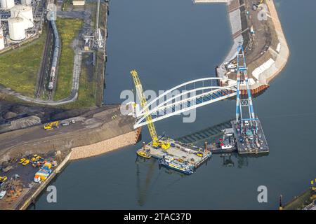 Luftbild, Baustelle im Duisburger Hafen für Brückenneubau mit Verbindung der Kohleninsel und der Ölinsel, mit Wasserkränen und neuem Brückenteil, Ruhrort, Duisburg, Ruhrgebiet, Nordrhein-Westfalen, Deutschland ACHTUNGxMINDESTHONORARx60xEURO *** Luftansicht, Baustelle im Duisburger Hafen für den Neubau von Brückenbau zwischen Kohlinsel und Ölinsel, mit Wasserkränen und neuem Brückenabschnitt, Ruhrort, Duisburg, Ruhrgebiet, Nordrhein-Westfalen, Deutschland ATTENTIONxMINDESTHONORARx60xEURO Credit: Imago/Alamy Live News Stockfoto