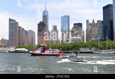 New York, USA - 9. Juni 2018: Feuerboot der FDNY bewegt sich in der Nähe des Finanzviertels in Lower Manhattan, New York, USA Stockfoto