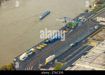 Luftbild, logport VI Sechs Industriegebiet Logistikdienste, Binnenschifffahrt auf dem Fluss Rhein mit Containerladeplatz, umgeben von herbstlichen Laubbäumen, Alt-Walsum, Duisburg, Ruhrgebiet, Nordrhein-Westfalen, Deutschland ACHTUNGxMINDESTHONORARx60xEURO *** Luftansicht, Logport VI Sechs Industriegebiet Logistikdienstleistungen, Binnenschifffahrt auf dem Rhein mit Containerladefläche, umgeben von herbstlichen Laubbäumen, Alt Walsum, Duisburg, Ruhrgebiet, Nordrhein-Westfalen, Deutschland ATTENTIONxMINDESTHONORARx60xEURO Credit: Imago/Alamy Live News Stockfoto