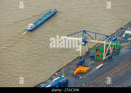 Luftbild, logport VI Sechs Industriegebiet Logistikdienste, Binnenschifffahrt auf dem Fluss Rhein mit Containerladeplatz, umgeben von herbstlichen Laubbäumen, Alt-Walsum, Duisburg, Ruhrgebiet, Nordrhein-Westfalen, Deutschland ACHTUNGxMINDESTHONORARx60xEURO *** Luftansicht, Logport VI Sechs Industriegebiet Logistikdienstleistungen, Binnenschifffahrt auf dem Rhein mit Containerladefläche, umgeben von herbstlichen Laubbäumen, Alt Walsum, Duisburg, Ruhrgebiet, Nordrhein-Westfalen, Deutschland ATTENTIONxMINDESTHONORARx60xEURO Credit: Imago/Alamy Live News Stockfoto