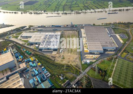 Luftbild, logport VI Sechs Industriegebiet Logistikdienste, Binnenschifffahrt auf dem Fluss Rhein mit Hochwasser, umgeben von herbstlichen Laubbäumen, Alt-Walsum, Duisburg, Ruhrgebiet, Nordrhein-Westfalen, Deutschland ACHTUNGxMINDESTHONORARx60xEURO *** Luftansicht, Logport VI Sechs Industriegebiet Logistikdienstleistungen, Binnenschifffahrt auf dem Rhein mit Hochwasser, umgeben von herbstlichen Laubbäumen, Alt Walsum, Duisburg, Ruhrgebiet, Nordrhein-Westfalen, Deutschland ATTENTIONxMINDESTHONORARx60xEURO Credit: Imago/Alamy Live News Stockfoto