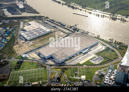 Luftbild, logport VI Sechs Industriegebiet Logistikdienste, Binnenschifffahrt auf dem Fluss Rhein mit Hochwasser, umgeben von herbstlichen Laubbäumen, Alt-Walsum, Duisburg, Ruhrgebiet, Nordrhein-Westfalen, Deutschland ACHTUNGxMINDESTHONORARx60xEURO *** Luftansicht, Logport VI Sechs Industriegebiet Logistikdienstleistungen, Binnenschifffahrt auf dem Rhein mit Hochwasser, umgeben von herbstlichen Laubbäumen, Alt Walsum, Duisburg, Ruhrgebiet, Nordrhein-Westfalen, Deutschland ATTENTIONxMINDESTHONORARx60xEURO Credit: Imago/Alamy Live News Stockfoto