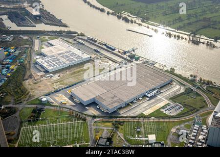 Luftbild, logport VI Sechs Industriegebiet Logistikdienste, Binnenschifffahrt auf dem Fluss Rhein mit Hochwasser, umgeben von herbstlichen Laubbäumen, Alt-Walsum, Duisburg, Ruhrgebiet, Nordrhein-Westfalen, Deutschland ACHTUNGxMINDESTHONORARx60xEURO *** Luftansicht, Logport VI Sechs Industriegebiet Logistikdienstleistungen, Binnenschifffahrt auf dem Rhein mit Hochwasser, umgeben von herbstlichen Laubbäumen, Alt Walsum, Duisburg, Ruhrgebiet, Nordrhein-Westfalen, Deutschland ATTENTIONxMINDESTHONORARx60xEURO Credit: Imago/Alamy Live News Stockfoto