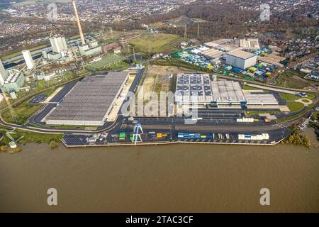 Luftbild, Logport VI Sechs Industriegebiet Logistikdienste mit Containerladeplatz, umgeben von herbstlichen Laubbäumen, Alt-Walsum, Duisburg, Ruhrgebiet, Nordrhein-Westfalen, Deutschland ACHTUNGxMINDESTHONORARx60xEURO *** Luftansicht, Logport VI sechs Industriegebiete Logistikdienstleistungen mit Containerladebereich, umgeben von herbstlichen Laubbäumen, Alt Walsum, Duisburg, Ruhrgebiet, Nordrhein-Westfalen, Deutschland ATTENTIONxMINDESTHONORARx60xEURO Credit: Imago/Alamy Live News Stockfoto