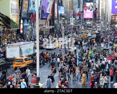 New York, USA - Mai 2018: Menschenmenge am Times Square in New York. Stockfoto