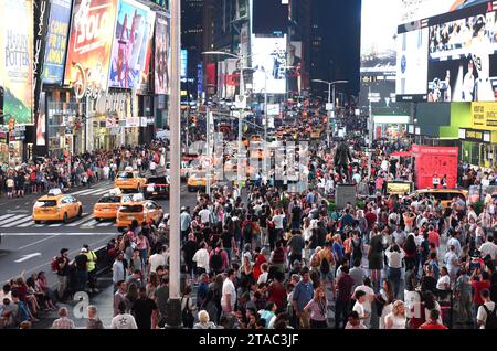 New York, USA - Mai 2018: Menschenmenge am Times Square in New York. Stockfoto