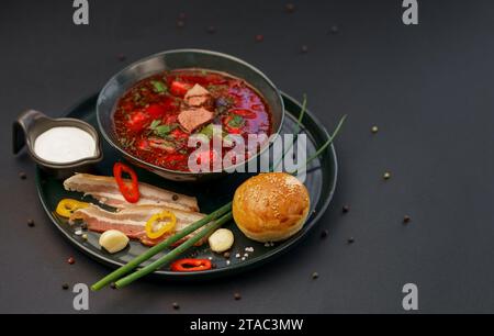 Russischer Borschtsch (traditionell) aus der Ukraine. Schüssel mit Rote-Beete-Wurzel-Suppe Borsch mit weißer Sahne. Rüben-Wurzelsuppe. Stockfoto