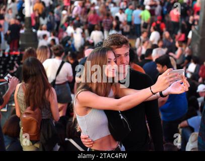 New York, USA - 10. Juni 2018: Ein Paar macht Selfie auf einem Smartphone am Times Square in New York. Stockfoto