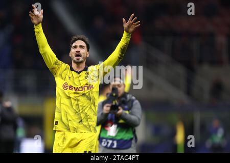 Mats Hummels von Borussia Dortmund feiert am 28. November 2023 im Stadio Giuseppe Meazza in Mailand das UEFA Champions League-Spiel zwischen dem AC Mailand und Borussia Dortmund. Stockfoto