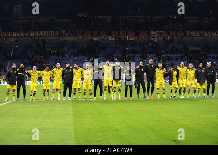 Die Spieler von Borussia Dortmund feiern am 28. November 2023 im Stadio Giuseppe Meazza im italienischen Mailand das UEFA Champions League-Spiel zwischen dem AC Milan und Borussia Dortmund. Stockfoto