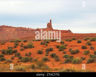 Rote Felsentürme im malerischen Tal der Götter in der Nähe des mexikanischen Hutes im Osten utahs Stockfoto