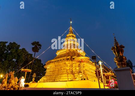 Der goldene Chedi des buddhistischen Tempels Wat Phra That Si in Chom Thong in der Abenddämmerung, Thailand, Asien | Golden Chedi of the buddhist Te Stockfoto