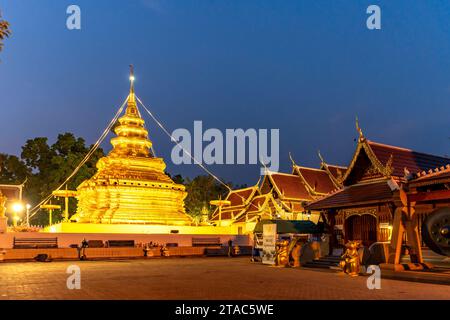 Der goldene Chedi des buddhistischen Tempels Wat Phra That Si in Chom Thong in der Abenddämmerung, Thailand, Asien | Golden Chedi of the buddhist Te Stockfoto