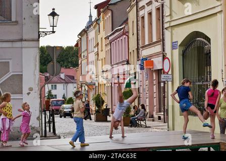 Junge Mädchen üben auf dem Marktplatz in Gniew, Pomorskie, Polen Stockfoto