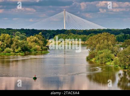 Angler am Boot auf der oder mit der Redzinski-Brücke in dist, der viertgrößten Seilbrücke der Welt in Breslau, Niederschlesien Polen Stockfoto