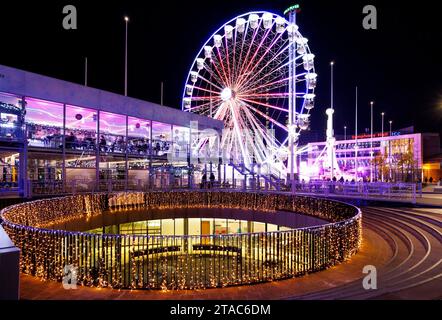 Der Blick auf die Broad Street während des Frankfurter Weihnachtsmarktes in Birmingham. Der größte authentische deutsche Weihnachtsmarkt außerhalb Deutschlands oder Österreichs. In diesem Jahr sah der berühmte Springbrunnen im Stadtzentrum, „Flutzie im Whirlpool“, in rot-grünes Licht getaucht, zusammen mit anderen Attraktionen, die Tausende von Besuchern aus der ganzen Welt begrüßten. Über 100 Verkaufsstände säumten die Hauptstraßen des Stadtzentrums und der Markt ist bis Heiligabend geöffnet. Der Frankfurter Weihnachtsmarkt bietet eine große Auswahl an traditionellen Waren und Geschenken sowie eine Auswahl an verlockenden Speisen und Getränken. Brezeln. Stockfoto