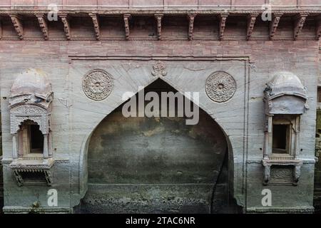 Alte rote Steinarchitektur am Tag aus verschiedenen Blickwinkeln wird in Toorji ka Jhalra oder Stepwell jodhpur rajasthan indien aufgenommen. Stockfoto