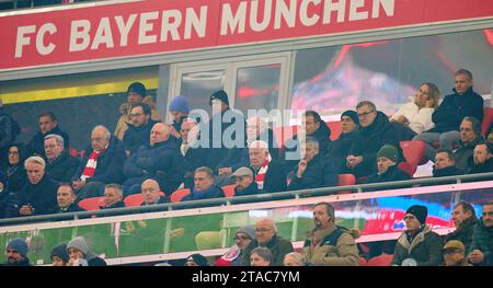 Karl HOPFNER (ehemaliger FCB-Praesident) Dieter Hoeness, Karl-Heinz RUMMENIGGE (Mitglied Aufsichtsrat FCB AG) Uli HOENESS (ehemaliger FCB-Präsident ), Ehrenpräsident, Andreas JUNG, Marketingdirektor und Vorstandsmitglied FCB Dr. Michael Diederich, Geschäftsführer Finanzvorstand und stellvertretender Vorstandsvorsitzender, Jan-Christian Dreesen , Vorstandsvorsitzender FCB im Gruppenspiel FC BAYERN MÜNCHEN - FC KOPENHAGEN 0-0 der UEFA Champions League in der Saison 2023/2024 in München, 29. November 2023. Gruppenphase, Kopenhagen, FCB, München © Peter Schatz / Alamy Live ne Stockfoto