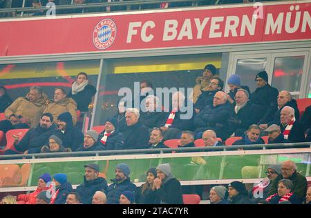 Karl HOPFNER (ehemaliger FCB-Praesident) Dieter Hoeness, Karl-Heinz RUMMENIGGE (Mitglied Aufsichtsrat FCB AG) Uli HOENESS (ehemaliger FCB-Präsident), Ehrenpräsident, Giovane Elber, Thomas KROTH (hinten mitte), Manager Manuel neuer, Player Agent und Inhaber pro Profil Management, im Gruppenspiel FC BAYERN MÜNCHEN - FC KOPENHAGEN 0-0 der UEFA Champions League in der Saison 2023/2024 in München, 29. November 2023. Gruppenphase, Kopenhagen, FCB, München © Peter Schatz / Alamy Live News Stockfoto