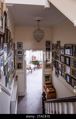 Bilderwand und Geländer im Flur eines Hauses in West London aus dem späten 19. Jahrhundert. Stockfoto