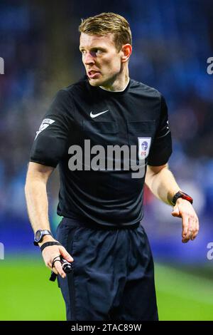 Sheffield, Großbritannien. November 2023 30. Schiedsrichter Sam Barrott beim Sheffield Wednesday FC gegen Leicester City FC SKY Bet EFL Championship Match im Hillsborough Stadium, Sheffield, England, Großbritannien am 29. November 2023 Credit: Every Second Media/Alamy Live News Stockfoto