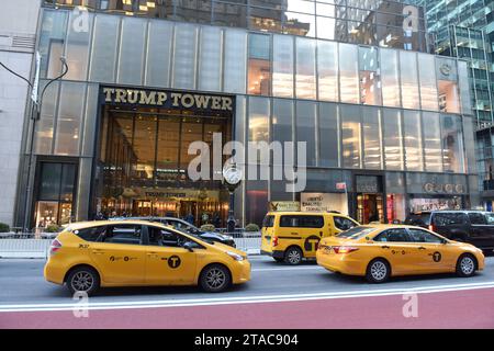 New York, USA - 25. Mai 2018: Gelbes Taxi fährt vor dem Trump Tower auf der Fifth Avenue in New York. Stockfoto
