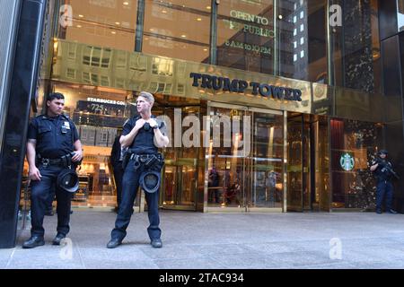 New York, USA - 25. Mai 2018: NYPD-Offiziere sorgen für Sicherheit im Trump Tower an der Fifth Avenue in New York. Stockfoto