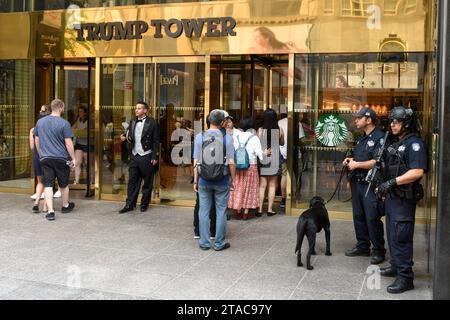New York, USA - 25. Mai 2018: NYPD-Offiziere sorgen für Sicherheit im Trump Tower an der Fifth Avenue in New York. Stockfoto