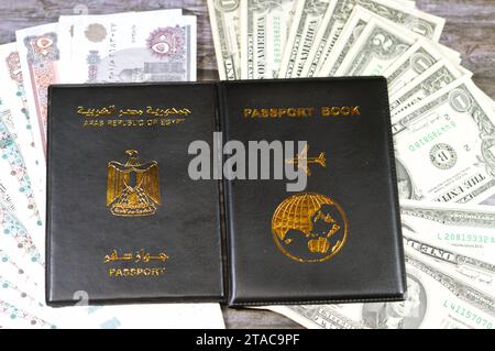 Ägyptisches Pass-Schwarzes Buch, Übersetzung arabischer Wörter (Pass der Arabischen republik Ägypten) und Schwarzes Passbuch mit ägyptischen Pfund und Amerika Stockfoto