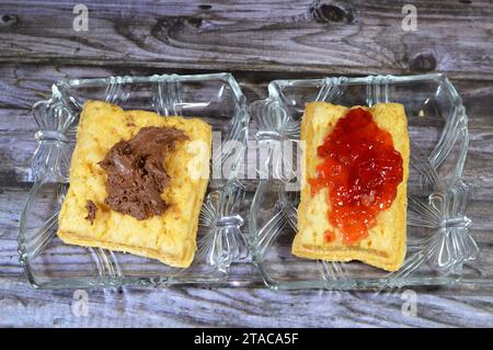 mille-feuille, Millefeuille, Napoleon, Vanillepudding und Erdbeermarmelade, ein französisches Abendessen Stockfoto