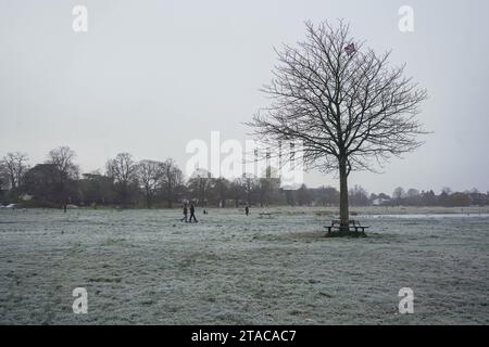 London Großbritannien. 30. November 2023. Wimbledon Common im Südwesten Londons heute Morgen von dickem Frost bedeckt mit eiskalten Bell-Null-Temperaturen als Unwetternotstand in London wird erklärt und Schneevorhersage für große Teile des Vereinigten Königreichs. Credit: amer ghazzal/Alamy Live News . Stockfoto