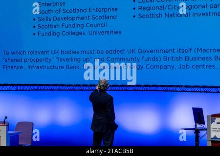 Edinburgh, Vereinigtes Königreich. 30. November 2023 im Bild: Der ehemalige Premierminister Rt Hon. Gordon Brown hält die Keynote-Rede auf der Konferenz, in der unser Plan für Schottland dargelegt wird. Der vom ehemaligen Premierminister Gordon Brown eingerichtete Think Tank Our Scottish Future veranstaltet eine Konferenz mit dem Titel Better Jobs, Better Skills, Better Pay beim EICC in Edinburgh. Quelle: Rich Dyson/Alamy Live News Stockfoto