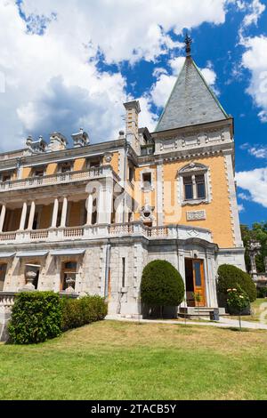 Massandra, Krim - 11. August 2020: Außenansicht des Massandra-Palastes an einem sonnigen Sommertag. Der Bau des Palastes wurde ursprünglich von Fren entworfen Stockfoto