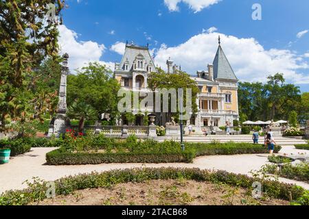 Massandra, Krim - 11. August 2020: Garten des Palastes Massandra an einem sonnigen Tag. Der Bau des Palastes wurde ursprünglich von einem französischen Architekten entworfen Stockfoto