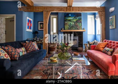 Wohnzimmer in Bamiyan Blue mit Kunstwerken von Caroline de Rothschild im Stil der 1930er Jahre. Hove, East Sussex, Großbritannien. Stockfoto