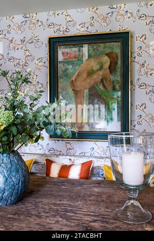 Kunstwerk von Frau Badespaß auf der „Kürbis“-Tapete von Eloise Home in einem Haus im Arts and Crafts Stil der 1930er Jahre. Hove, East Sussex, Großbritannien. Stockfoto