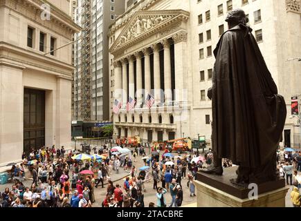 New York, USA - 10. Juni 2018: Touristenströme in der Nähe der New Yorker Börse. Stockfoto