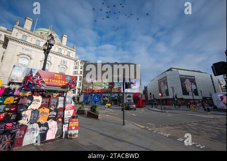 Piccadilly Circus, London, Großbritannien. November 2023 30. Gefriertemperaturen in London und Vororten mit Möglichkeit von Schnee in den nächsten Tagen. Quelle: Malcolm Park/Alamy Live News Stockfoto