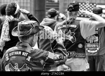 New York, USA - 28. Mai 2018: Vietnam Veterans grüßt während des Treffens am Memory Day am New York Vietnam Veterans Memorial. Stockfoto