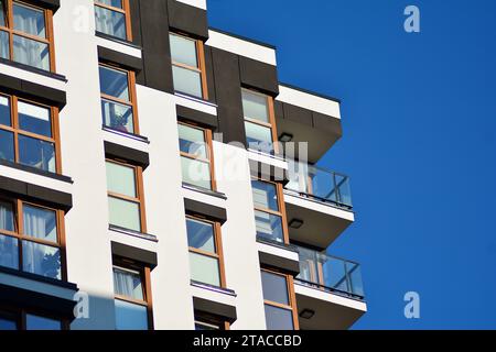 Neues Apartmentgebäude mit gläsernen Balkonen. Moderne Architektur Häuser am Meer. Große Verglasung an der Fassade des Gebäudes. Stockfoto