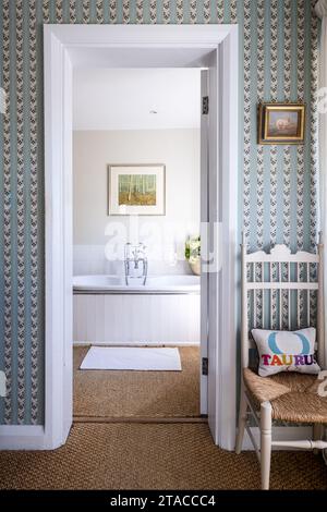 Tapeten und Kokosmatten mit Blick auf ein eigenes Bad in einem Haus im Arts and Crafts Stil der 1930er Jahre. Hove, East Sussex, Großbritannien. Stockfoto