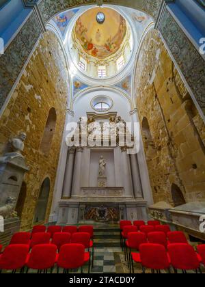 Kapelle der Madonna del Soccorso oder Cappella Montaperto Chiaramonte. Die primitive Umgebung wurde mit der Marmorstatue der Madonna del Soccorso, dem Werk von Domenico Gagini, der Basilika Cattedrale del Santissimo Salvatore in Mazara del Vallo, Provinz Trapani, Sizilien, Italien, bereichert Stockfoto